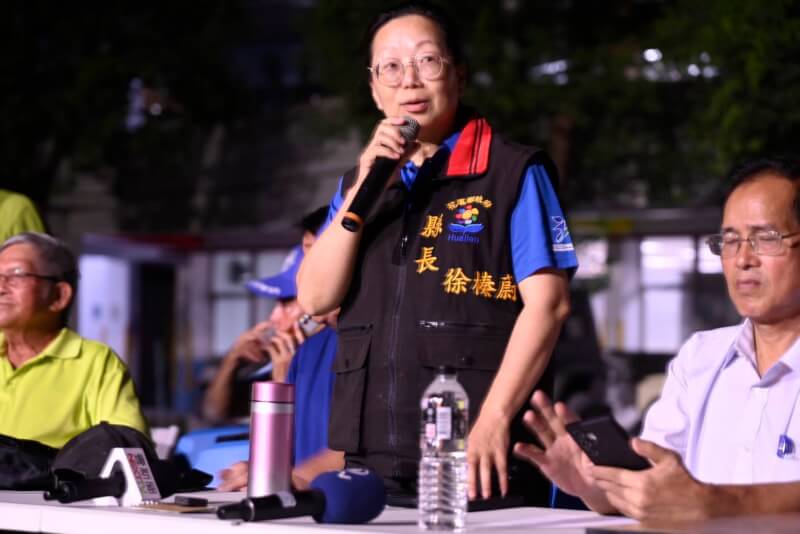 花蓮縣長徐榛蔚(圖)3日晚間至光復國小,與Fata’an部落族人對話,了解部落需求。徐榛蔚表示,將持續傾聽族人心聲,共同推動中長期的安置、重建計畫。(花蓮縣府提供)中央社記者張祈傳真 114年10月4日