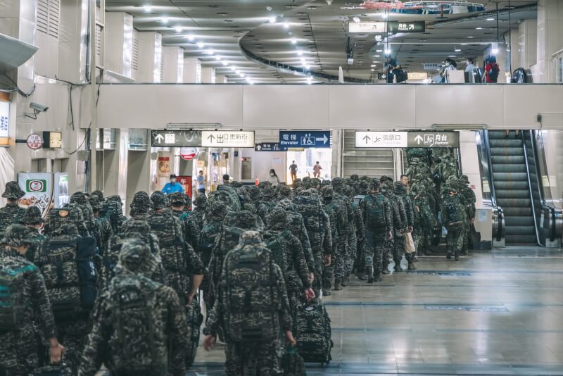 圖為國軍搭乘專案列車挺進花蓮光復鄉救災。（國軍提供）