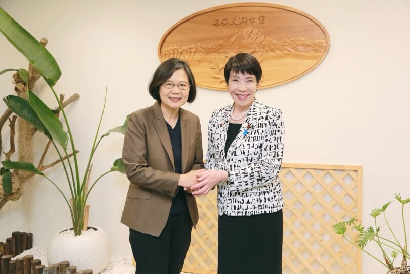 前總統蔡英文4日發文祝賀日本前經濟安保大臣高市早苗當選自民黨新總裁。（圖取自x.com/iingwen）