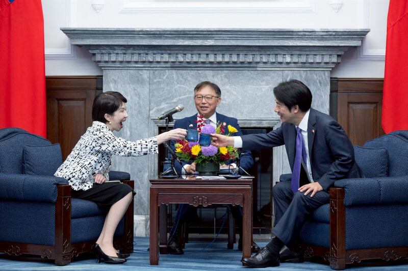 今年4月總統賴清德（右）接見日本前經濟安全保障擔當大臣高市早苗（左）。（總統府提供）