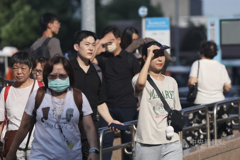 氣象署表示，5、6日西半部慎防局部攝氏35、36度高溫。圖為台北市中正區街頭午後人潮。中央社記者王飛華攝　114年10月4日