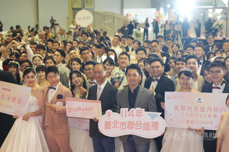 台北市長蔣萬安(前右3)4日到台北花博公園爭艷館出席114年台北市聯合婚禮,擔任證婚人,與擔任介紹人的民政局長陳永德(前右4)一起與114對新人合影。中央社記者徐肇昌攝 114年10月4日