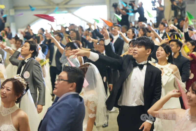 114年台北市聯合婚禮4日登場,114對新人共同參與,並射出手中的紙飛機,象徵與另一半攜手邁向新人生旅程。中央社記者徐肇昌攝 114年10月4日