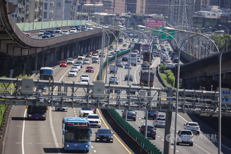 國道1號汐止系統4日車流眾多。中央社記者翁睿坤攝 114年10月4日