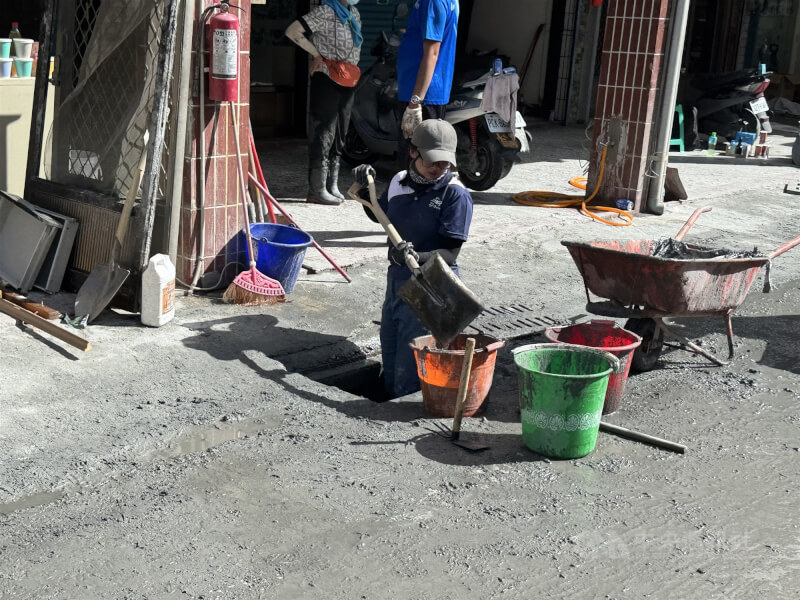 中秋連假首日,花蓮縣光復鄉4日同樣隨處可見「鏟子超人」熱血辛苦身影,有人幾乎半身都站進了水溝內,用鐵鍬挖出溝內淤泥,幫忙疏通清淤。中央社記者張祈攝 114年10月4日
