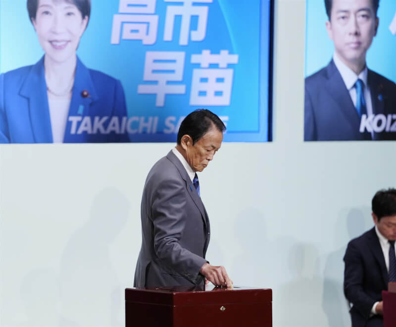日本自民黨4日舉行總裁選舉投開票，自民黨最高顧問麻生太郎投票。（共同社）