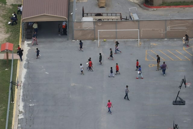 圖為移民兒童在美國德州一處移民收容所玩耍。（路透社）