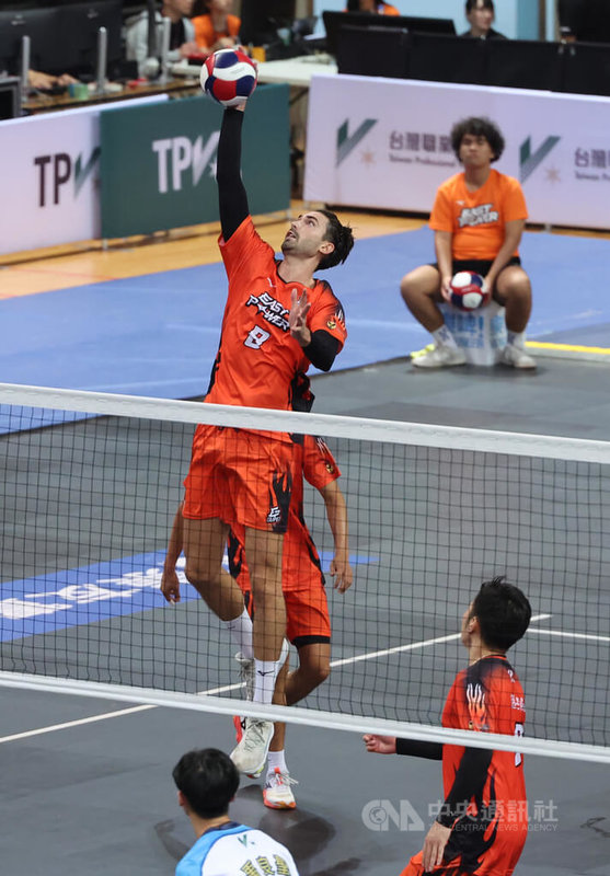 台灣職業排球聯盟(TPVL)台北伊斯特隊4日勝場開張,連拿3局收下隊史首勝,主攻手雷貝洛(François Rebeyrol)(中)攻下15分。中央社記者趙世勳攝 114年10月4日