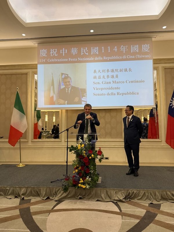 駐米蘭辦事處3日舉辦國慶酒會，義大利參議院副議長錢益友（講者）致詞表示，台灣是民主國家的代表，理應獲得國際社會承認並加入國際組織。（駐米蘭辦事處提供）中央社記者黃雅詩羅馬傳真114年10月4日