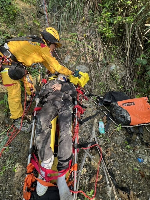 台南市1名少年4日清晨無照騎車途經龍崎區時，疑自摔跌落深度約70公尺山谷，消防人員趕往救出送醫。（台南市消防局提供）中央社記者張榮祥台南傳真 114年10月4日