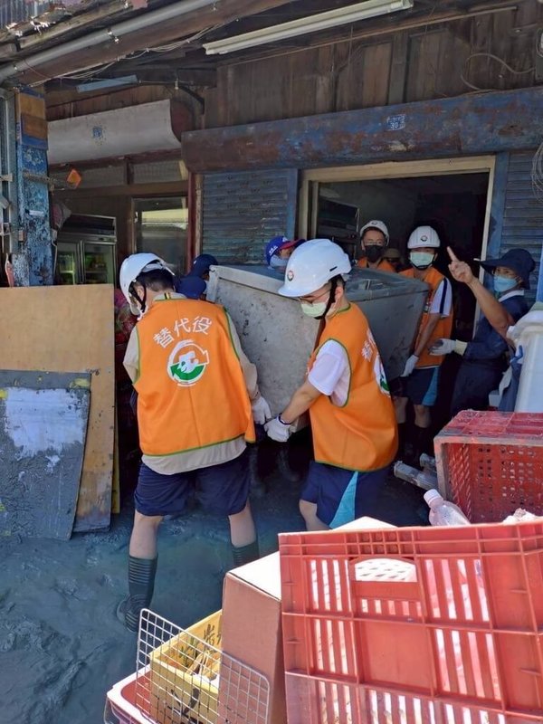 花蓮馬太鞍溪堰塞湖溢流釀災，內政部4日說明，為協助災後復原，此次首次跨區調度各縣市替代役現役役男共1445人次。（內政部提供）中央社記者賴于榛傳真　114年10月4日