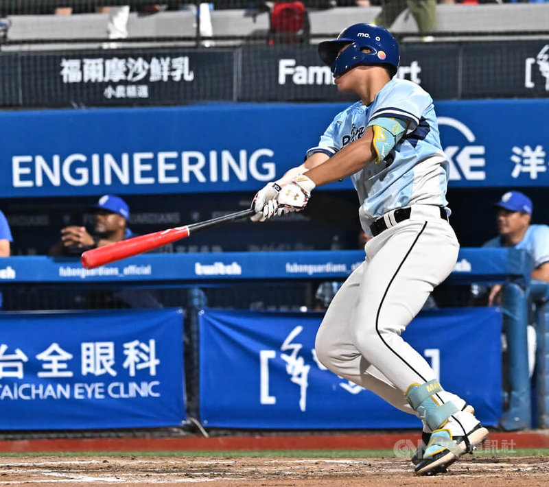 中華職棒富邦悍將隊本季主場最終戰4日在新莊棒球場登場,陣中王念好(圖)4打數敲出1支安打就是一發2分打點全壘打,助隊搶勝。中央社記者張新偉攝 114年10月4日