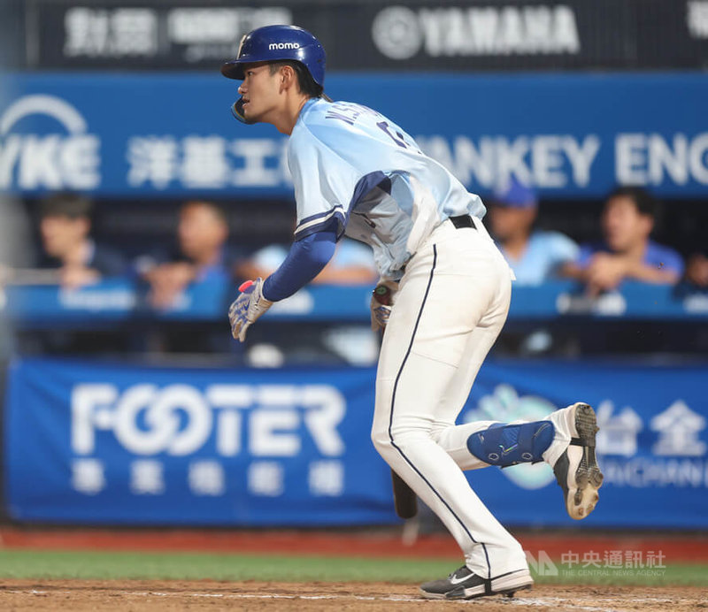 中華職棒富邦悍將隊本季主場最終戰4日登場,交手樂天桃猿隊,悍將潘瑋祥(圖)4局下敲出中外野方向一壘安打,帶有2分打點。中央社記者張新偉攝 114年10月4日