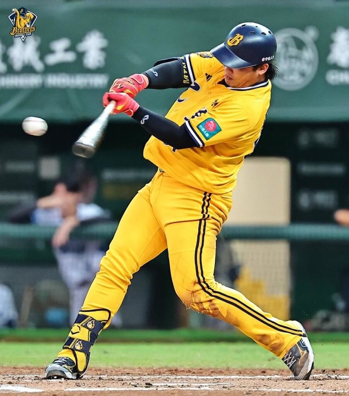 中華職棒中信兄弟隊4日靠著王政順（圖）轟出3分砲奠定勝基，終場就以4比1擊敗台鋼雄鷹隊、奪下3連勝，也是本季第70勝。（中信兄弟提供）中央社記者楊啟芳傳真  114年10月4日