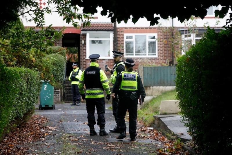 英國曼徹斯特市一座猶太會堂2日遭遇恐怖攻擊後，警方3日對嫌犯住家展開搜索。（路透社）