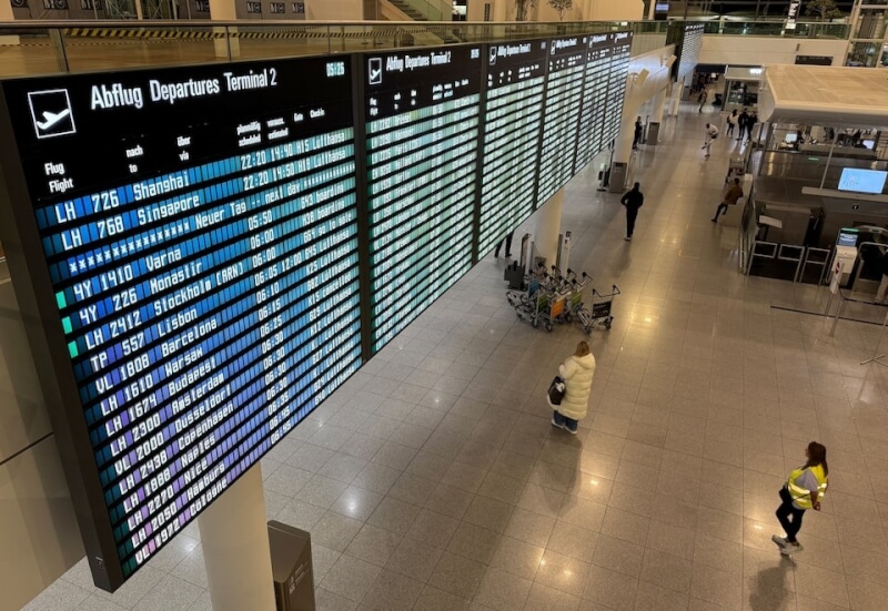 歐洲各地幾週以來屢傳不明無人機侵入，圖為德國慕尼黑機場3日多架航班被迫取消或改道。（路透社）