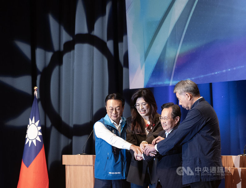 國民黨114年黨主席選舉電視政見說明會5日下午於TBVS電視大樓舉行，國民黨主席候選人卓伯源（左起）、鄭麗文、蔡志弘與張亞中於直播開始前搭手合影留念。中央社記者趙世勳攝 114年10月5日
