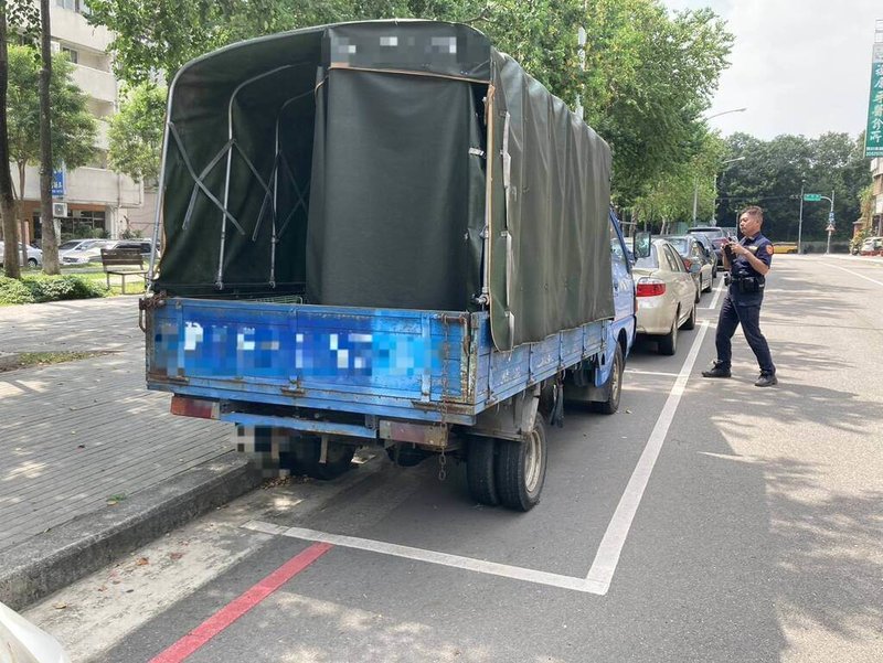 台中市警方4日獲報北區有停車格停放無牌照貨車，調派員警及拖吊車，2小時內將車輛拖離。有效維護市民停車權益。（民眾提供）中央社記者趙麗妍傳真 114年10月5日