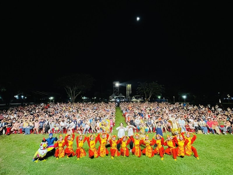 紙風車劇團「順風耳的新香爐」台語版，5日晚間在屏東縣民公園演出，吸引大小朋友齊聚體驗母語戲劇的魅力。（紙風車劇團提供）中央社記者趙靜瑜傳真  114年10月5日