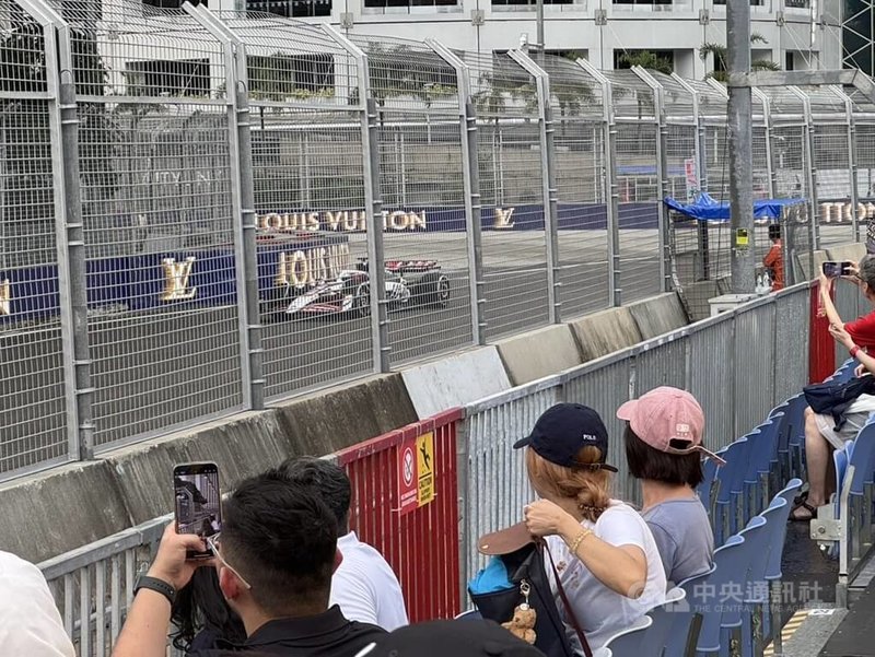 F1新加坡大獎賽3日至5日登場,吸引車迷到場一睹賽車風采。圖為3日練習賽畫面。中央社記者吳昇鴻新加坡攝 114年10月5日