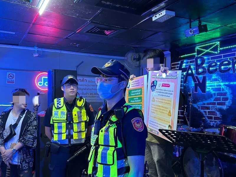 桃園市警局中壢分局會同移民署桃園專勤隊，執行「外來人口治安顧慮場所臨檢查察專案勤務」，警方也會持外文看板，同步向在場移工宣導「反詐騙、反毒、防制酒駕」。（桃園市警局中壢分局提供）中央社記者吳睿騏桃園傳真　114年10月5日