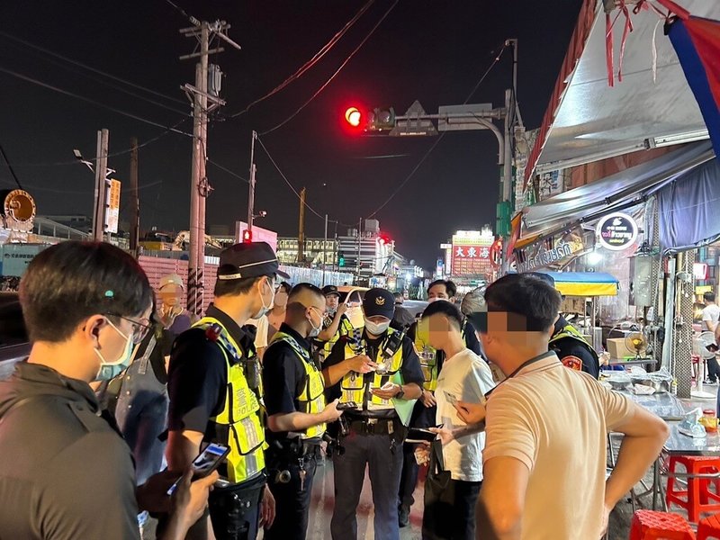 桃園市警局中壢分局5日表示,警方4日晚間會同移民署桃園專勤隊,執行「外來人口治安顧慮場所臨檢查察專案勤務」,查獲越籍失聯移工1名,統計教師節至中秋節連假期間共查獲15名違法移工。(桃園市警局中壢分局提供)中央社記者吳睿騏桃園傳真 114年10月5日