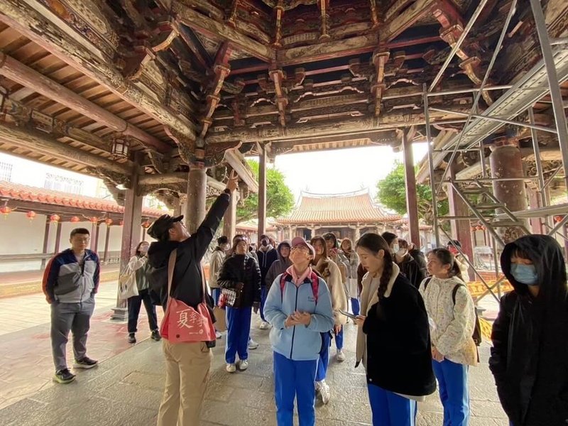 國立華南高商推動戶外教育，帶領學生至鹿港龍山寺參訪，探索彰化歷史港口的人文發展。（教育部提供）中央社記者許秩維傳真　114年10月5日
