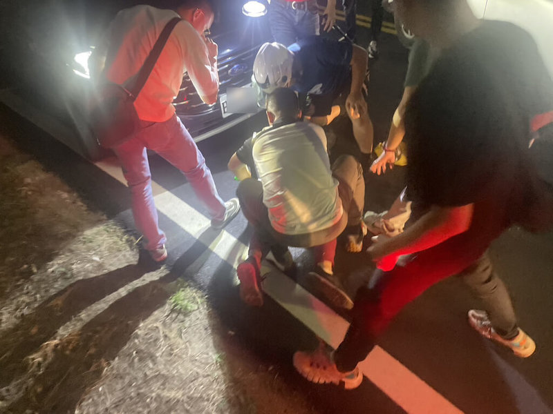 1名男子3日凌晨持疑似BB槍到苗栗縣1間超商要求店員交出財物，店員因不知保險箱號碼，男子射擊店員後拿走2瓶飲料離開，警方循線找到男子，將其壓制逮捕送辦。（警方提供）中央社記者魯鋼駿傳真 114年10月5日