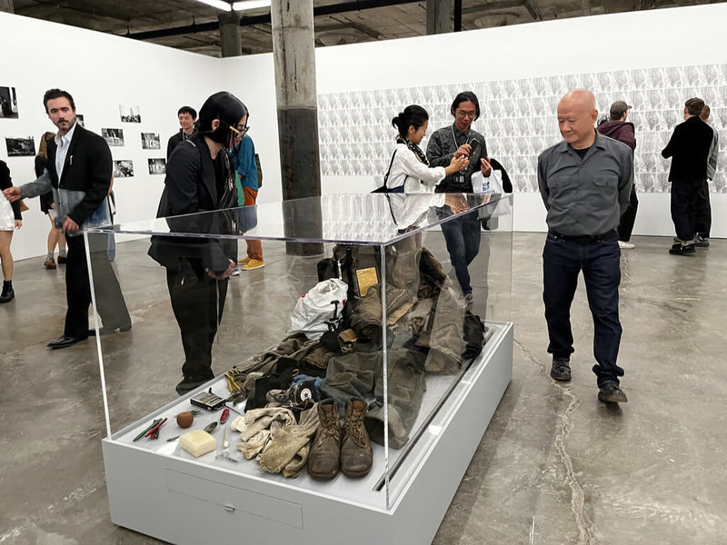 行為藝術家謝德慶在紐約狄亞.畢康美術館(Dia Beacon)舉行回顧展,圖為謝德慶一年行為藝術(1981-1982)「戶外」。(紐約台北文化中心提供)中央社記者廖漢原紐約傳真 114年10月5日