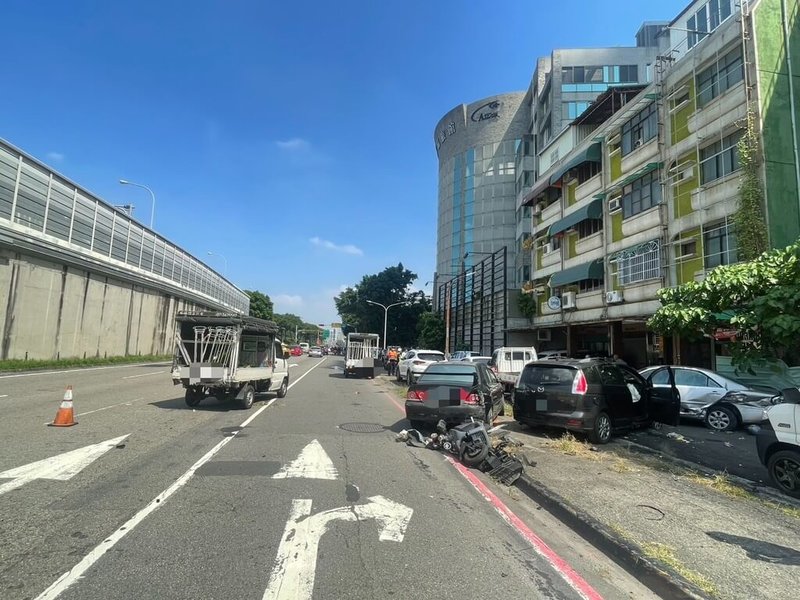 52歲李男5日開車沿高雄市建國高速公路東側便道由南往北行駛，不慎撞擊前方70歲顏姓小貨車駕駛車輛，再向右偏移撞擊43歲盧姓機車騎士，並波及路邊停放的5部自小客車，造成李男昏迷，送醫救治中；顏男擦挫傷自行就醫；盧女手部受傷、意識清楚，送醫救治無大礙。（高雄市政府警察局苓雅分局提供）中央社記者張已亷傳真　114年10月5日