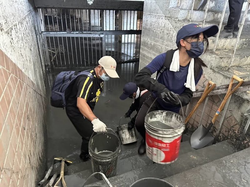 花蓮縣光復鄉遭馬太鞍溪堰塞湖溢流重創,光復商工及光復國中校園環境嚴重受損,新北市教育局除整備支援災後復原物資火速送抵花蓮外,也號召近百名志工團隊投入復原清理。(新北市教育局提供)中央社記者王鴻國傳真 114年10月5日