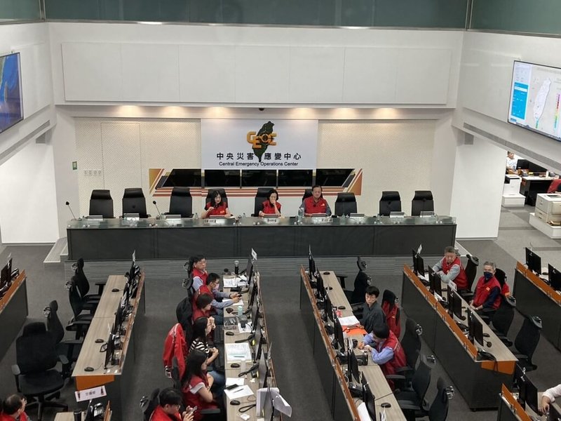 花蓮馬太鞍溪堰塞湖專案中央災害應變中心5日傍晚進行第29次工作會報暨情資研判會議，災變中心指出，目前已完成馬太鞍溪5公尺高臨時土堤加高作業，預計11日完成臨水面噴凝土和鋼網。（中央災害應變中心提供）中央社記者黃麗芸傳真 114年10月5日