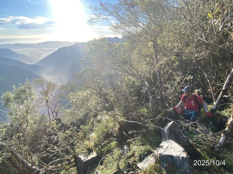 圖為馬太鞍溪堰塞湖踏察隊伍行進過程。(林業及自然保育署花蓮分署提供)中央社記者張祈傳真 114年10月5日