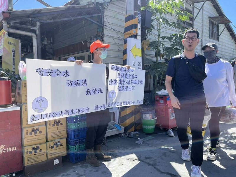 台北市公共衛生師公會5日前進花蓮光復災區進行衛教宣導，衛教重點之一為「雨鞋防護」，呼籲民眾雨鞋盡量避免共用，以防交叉感染。（台北市公共衛生師公會提供）中央社記者陳婕翎傳真　114年10月5日
