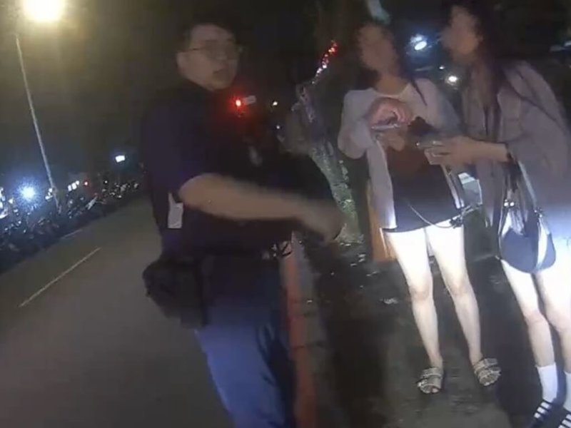 2名越南籍女子3日晚間因車資糾紛與計程車駕駛起衝突互控傷害，女子後續發文質疑報警後遭冷漠及差別對待。桃園市警局桃園分局5日表示，警方獲報後就依規定受理，並協助驗傷及移送法辦，並非如發文所說有冷漠及差別待遇。（桃園市警局桃園分局提供）中央社記者吳睿騏桃園傳真　114年10月5日