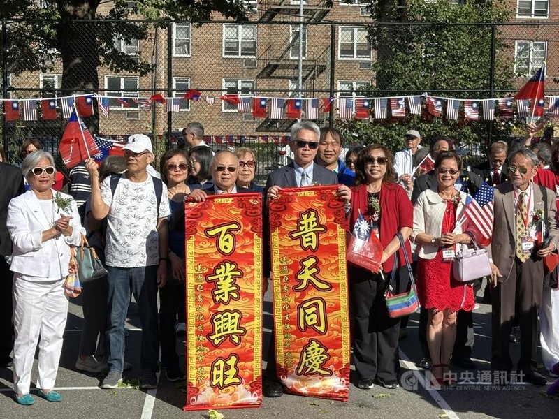 駐紐約辦事處長李志強(前排右4)、紐約國慶籌備會主委王金智(前排左3)4日與台僑共同慶祝114年國慶。中央社記者廖漢原紐約攝 114年10月5日