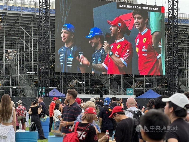 F1新加坡大獎賽3日至5日登場,來自不同車隊的車手在濱海灣賽道一較高下。圖為法拉利車隊車手韓密爾頓(螢幕上右2)等人現身與粉絲互動。圖為3日活動開幕時的車手互動環節。中央社記者吳昇鴻新加坡攝 114年10月5日