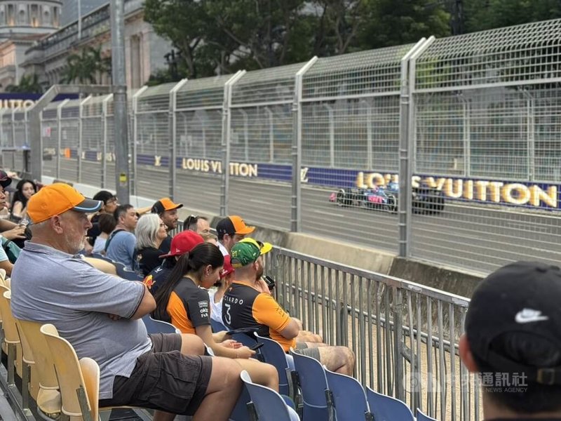 F1新加坡大獎賽3日至5日登場，讓全球車迷大飽眼福，盡享頂級賽車盛宴。圖為3日練習賽現場。中央社記者吳昇鴻新加坡攝　114年10月5日
