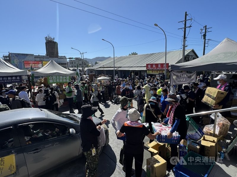 花蓮光復洪災邁入第13天,也是中秋連假第2天,台鐵光復站上有不少志工前往。中央社記者張祈攝 114年10月5日