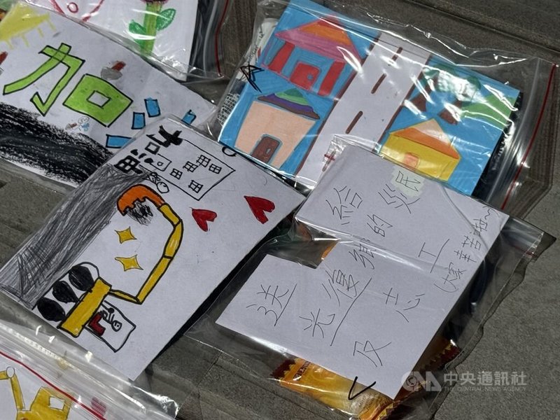 光復馬太鞍溪堰塞湖洪災,宜蘭北成國小學生將手畫祝福加上點心,放在台鐵光復站供災民或志工取用。中央社記者張祈攝 114年10月5日