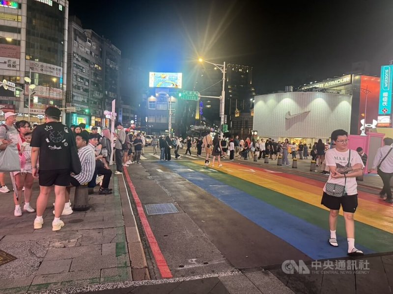 根據觀光署最新調查顯示，有超過8成的來台旅客都會安排逛台灣夜市。另外，調查中顯示有92%的外籍旅客在台期間主要的活動是購物。圖為西門町晚上的觀光人潮中央社記者余曉涵攝　114年10月5日