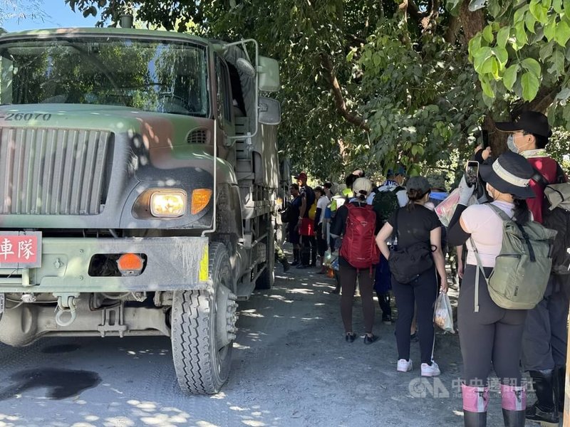花蓮光復洪災第13天,仍有不少志工前往光復火車站,由國軍協助分流。中央社記者張祈攝 114年10月5日