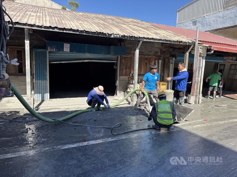 中秋連假第2天,花蓮光復災區持續趕工清溝,盼盡快讓災民恢復正常生活。中央社記者張祈攝 114年10月5日