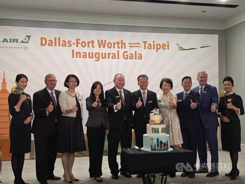 長榮航空美國時間4日舉辦達拉斯開航晚宴,晚宴由長榮航空總經理孫嘉明(右5)主持,與駐美代表俞大㵢(左5)及夫人(左4)、德州州長辦公室代表Oliver Young(右3)、德州眾議員陳筱玲(右4)、休士頓台北經濟文化辦事處長蕭伊芳(左3)共同切蛋糕慶祝。中央社記者江明晏攝 114年10月5日