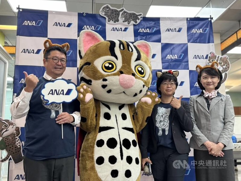 ANA(全日本空輸)響應5日「石虎日」,在松山機場舉辦推廣活動,盼呼籲旅客重視石虎保育議題,ANA台灣分公司總經理古牧海(左)表示,希望活動能成為旅客關心石虎的契機。中央社記者余曉涵攝 114年10月5日