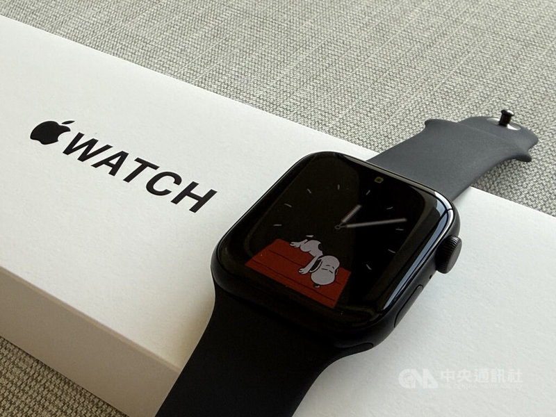 蘋果平價版智慧手錶Apple Watch SE 3已在台灣開賣,提供比前一代更進階的健康功能,包括睡眠分數、排卵期回溯推估等,並配備「永遠顯示」螢幕,可隨時查看時間和瀏覽通知。中央社記者吳家豪攝 114年10月5日