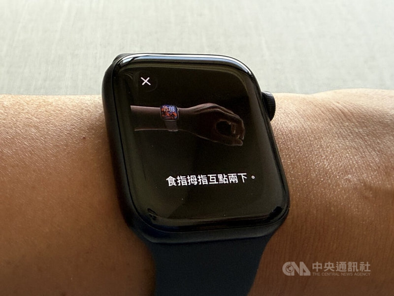 蘋果平價版智慧手錶Apple Watch SE 3已在台灣開賣,搭載S10晶片可使用手勢操作,例如雙指互點兩下來關閉通知。中央社記者吳家豪攝 114年10月5日