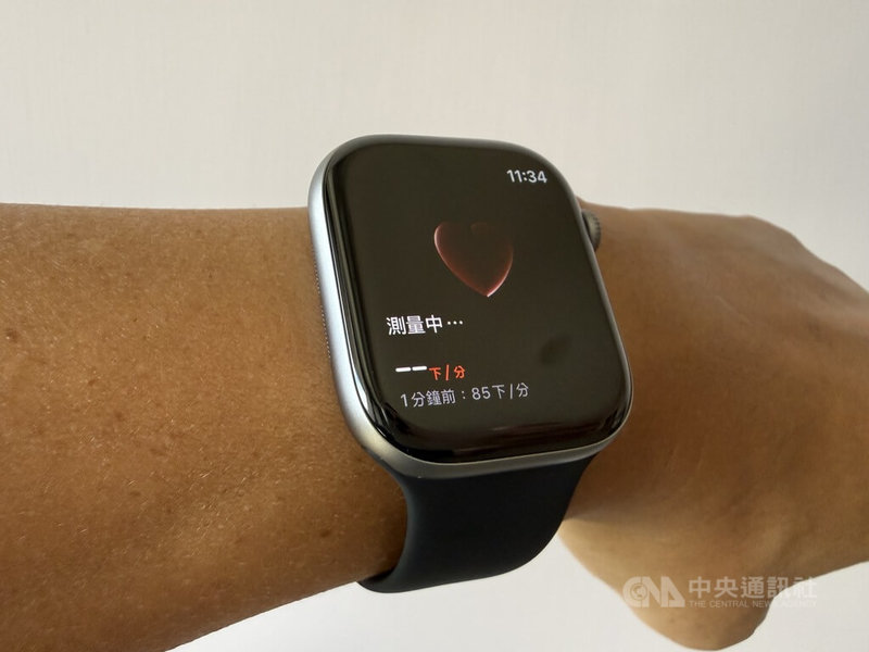 蘋果Apple Watch Series 11智慧手錶已在台灣開賣,內建一系列健康功能,包括可測量心率。中央社記者吳家豪攝 114年10月5日