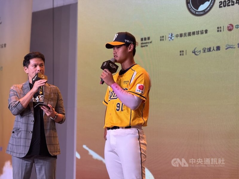 中華職棒中信兄弟隊投手張祖恩（右）2025年接受手肘韌帶重建手術，進度若沒問題，2026年春訓可望進入牛棚階段，他5日在記者會中也鼓勵學弟妹們，珍惜在場上打球的時光，享受棒球。中央社記者謝靜雯攝　114年10月5日