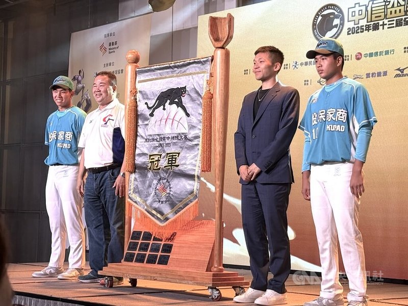 U18世界盃棒球賽國手、穀保家商好手張乙安（左）5日在台北出席中信盃黑豹旗開賽記者會，受訪時被問起U18世界盃的收穫，他直言是遇到低潮時該怎麼調整，尤其是心理層面。中央社記者謝靜雯攝　114年10月5日
